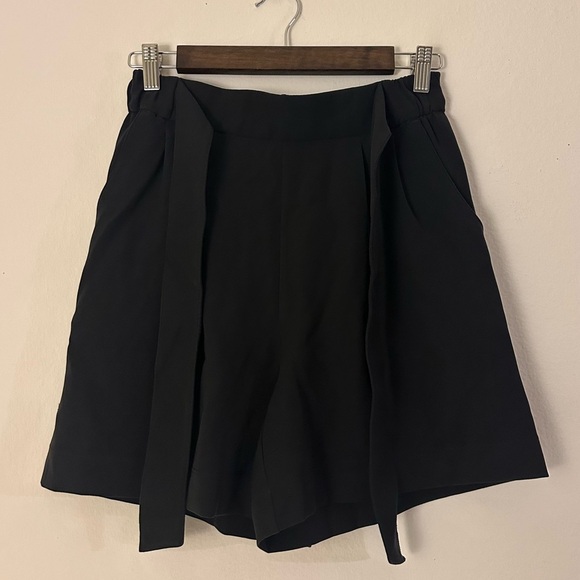 Lululemon High-Waist Noir Short 5.5" Black Size 6 - Picture 2 of 5